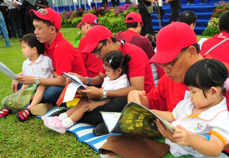 Most Number Of Fathers And Children Reading Together