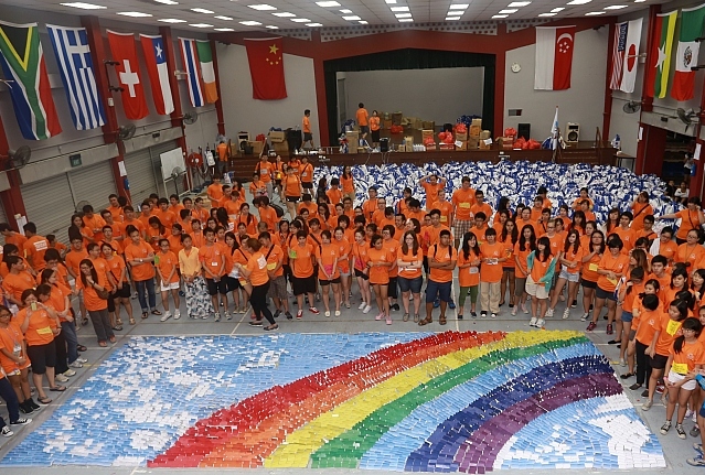 Largest Mosaic Made Of Message Cards