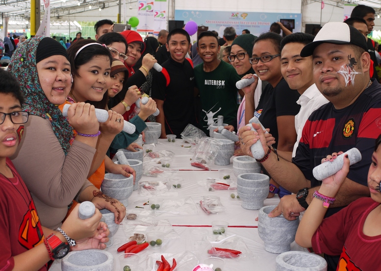 Most Number Of People People Pounding With Mortars And Pestles Together