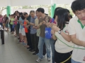 Longest Chain of Knots Tied Simultaneously
