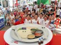 CMG20231118-NeohKL01 梁麒麟/蔡玮谦/ Queenstown’s 70th Anniversary Celebration : HawkerFest 2023 [ABC Market and Food Ctr] （大胃王梁超远挑战5公斤鸡饭，在30分钟限时内吃完这盘超大鸡饭，其直径有0.83米，包含3.2公斤饭、1.2公斤鸡肉，以及0.6公斤蔬菜，总重量达5公斤。）