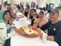 Most-People-Eating-Nasi-Ambeng-3