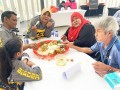 Most-People-Eating-Nasi-Ambeng-8