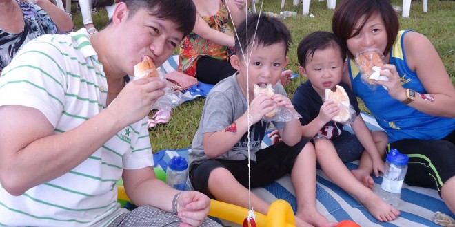 Most Number Of People Eating Hot Dogs Together