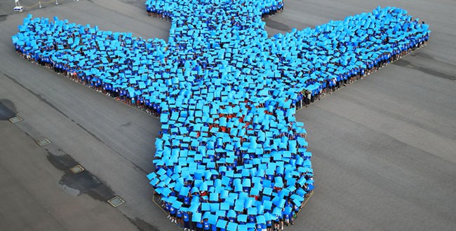 Largest Human Formation Of An Airplane