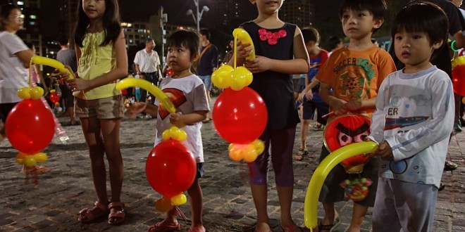 Most Number Of People Carrying Balloon Lanterns Most Number Of People Carrying Balloon Lanterns