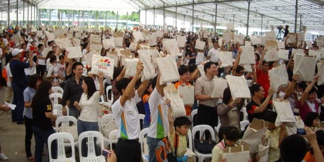 Most Number of People Drawing On Tote Bags Together