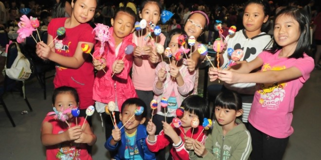Most Number of People Painting Easter Eggs