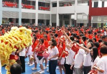 Most Number Of People Carrying Hongbao Lanterns