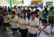 Longest Chain of Knots Tied Simultaneously