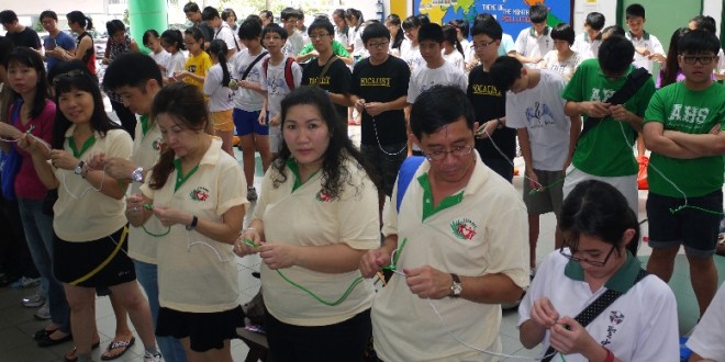 Longest Chain of Knots Tied Simultaneously