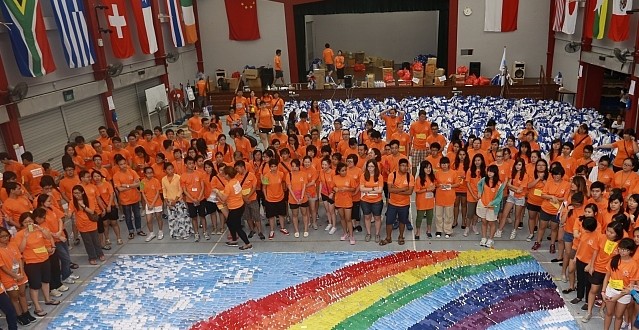 Largest Mosaic Made Of Message Cards