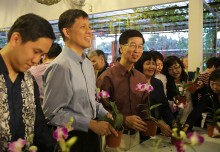 Most Number Of People Planting Orchids Together