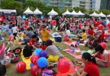 Most Number Of People Eating Sandwiches Together