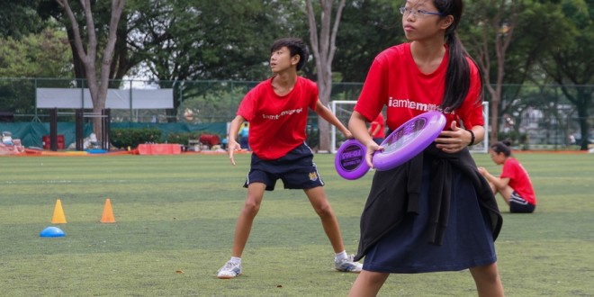 Most Frisbee Throws By A Team of 10 In One Minute