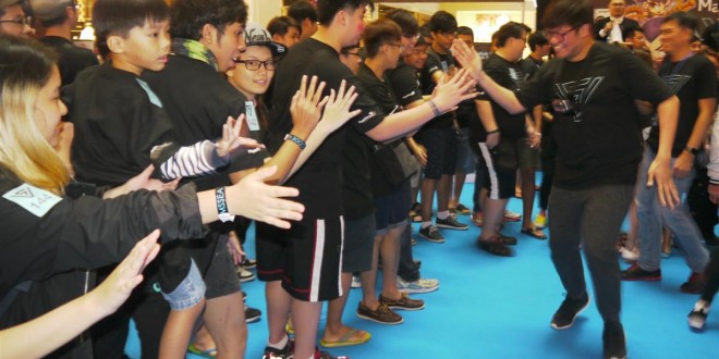 Most High-Fives In One Minute