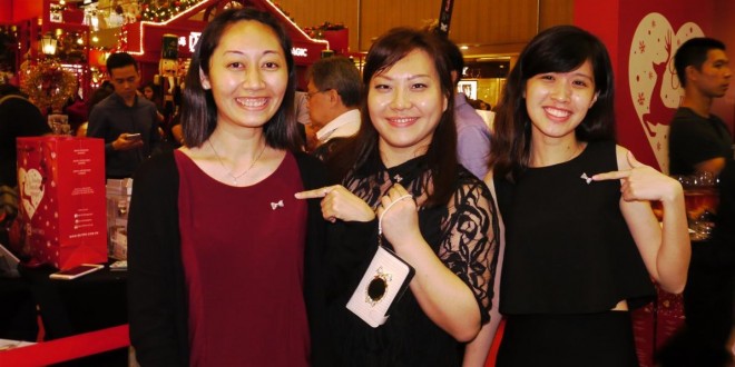 Largest Gathering Of People Wearing Silver Bows