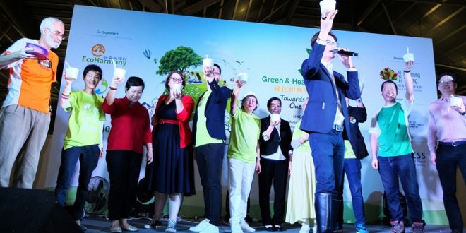 Most Number Of People Eating Green Laksa Together