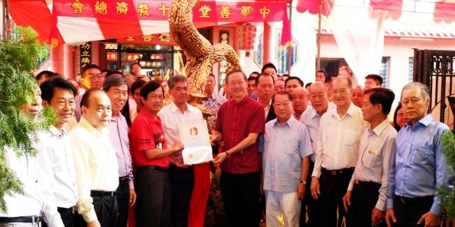 Longest Dragon Sculpture Made Of Plastic Cutlery