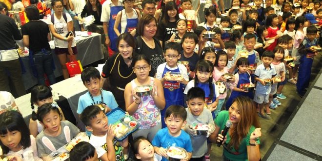 Most Number Of People Making Bento Sets Together