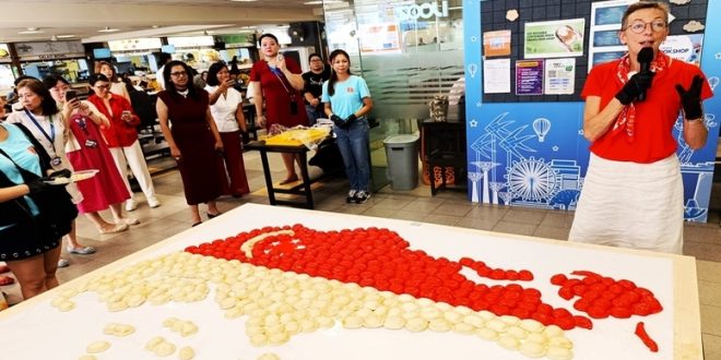 Largest Singapore Map Made Of Angkukuehs