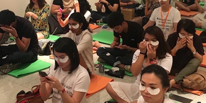 Most Number Of People Applying Eye Lift Mask At The Same Time