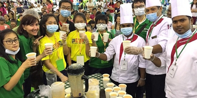 Most Number Of People Drinking Smoothies At The Same Time